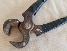 Load image into Gallery viewer, Vintage Nail Pincers Puller Nippers Cutter, Carpenter Woodworker Tool 21.5cm
