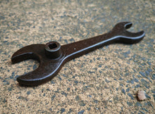 Load image into Gallery viewer, Vintage Combination Gas Bottle Spanner 17cm Dual End with Square Socket
