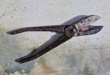 Load image into Gallery viewer, Vintage Gilbow Heavy Duty Tin Snips Tool , 21cm long

