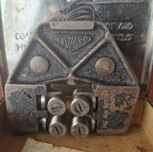 Load image into Gallery viewer, Newall 40T USS RH 138 Class 2 Adjustable Thread Caliper Gauge In Case 138 ANF
