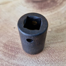 Load image into Gallery viewer, Snap-On 5/8 PDH-200 USA 12 point socket. Pat no. 3273430
