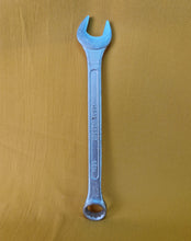 Load image into Gallery viewer, DROP FORGED SE04 STEEL COMBINATION SPANNER 17MM A/F EXCELLENT CONDITION
