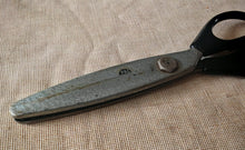 Load image into Gallery viewer, Vintage PAL Pinking Shears / Craft Scissors – Black Handle – 19.3cm – Display
