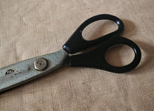 Load image into Gallery viewer, Vintage PAL Pinking Shears / Craft Scissors – Black Handle – 19.3cm – Display
