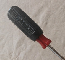 Load image into Gallery viewer, Vintage Richmond Flat Head Screwdriver 15.5cm Stubby Handle Old Tool Retro Works
