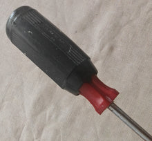 Load image into Gallery viewer, Vintage Richmond Flat Head Screwdriver 15.5cm Stubby Handle Old Tool Retro Works
