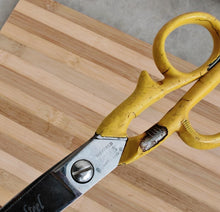 Load image into Gallery viewer, Vintage Kumfi Kut Pinking Shear Scissors 18 cm - Yellow Handle, Stainless Steel
